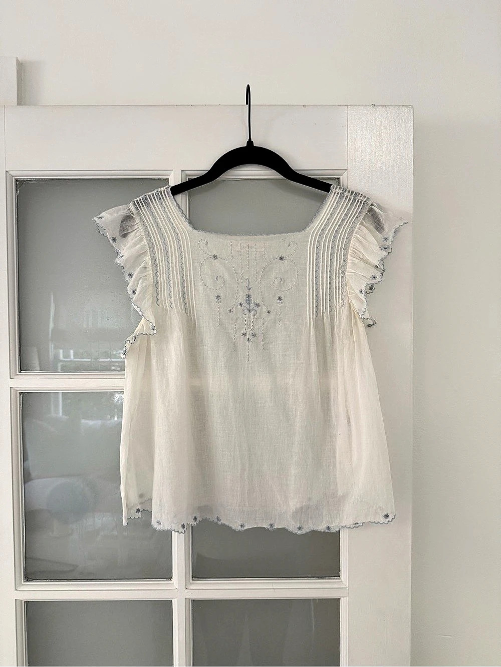 Doen Embroidered Ruffle Sleeve Blouse in White